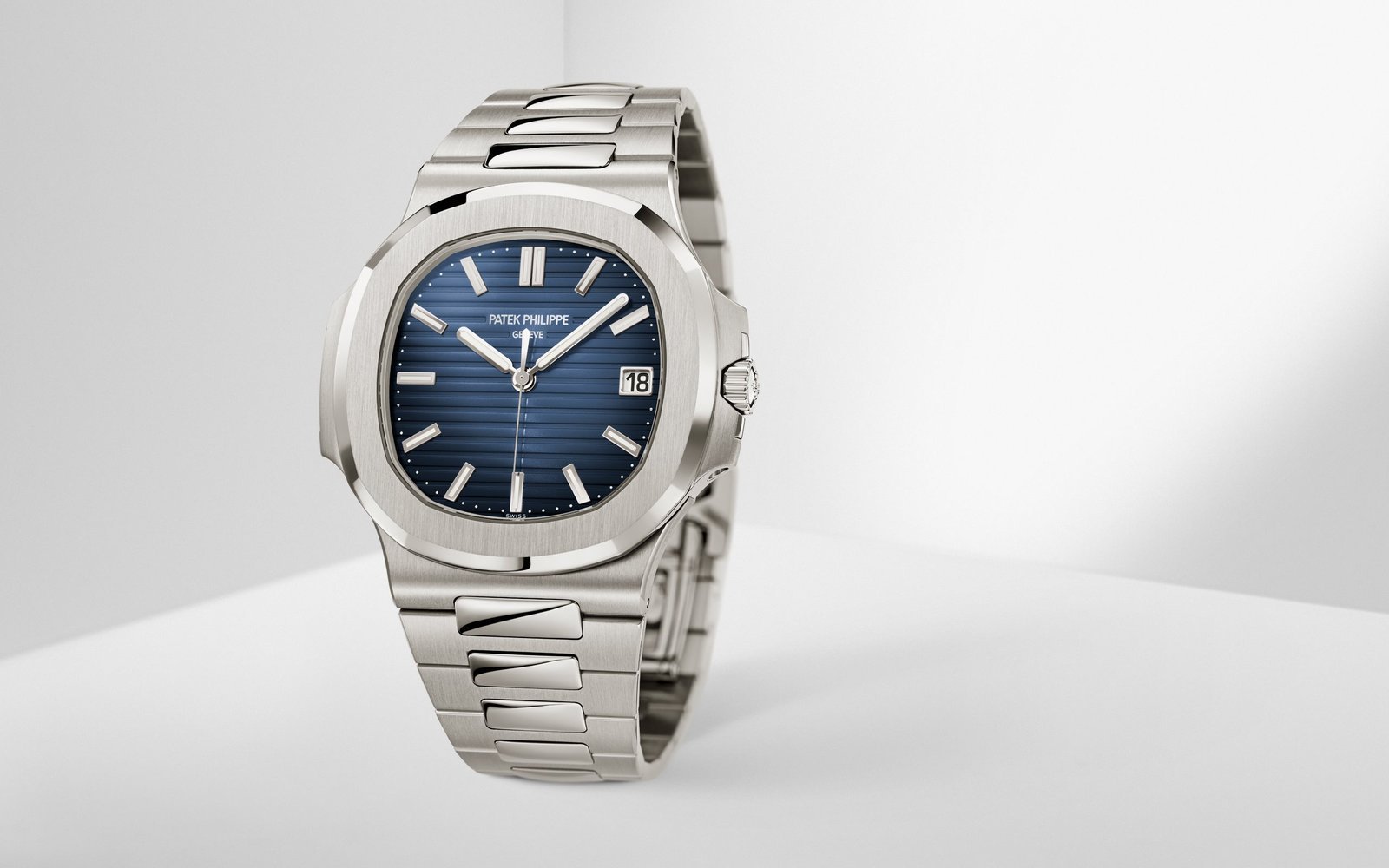 PATEK PHILIPPEE NAUTILUS SELF-WINDING - Image 5